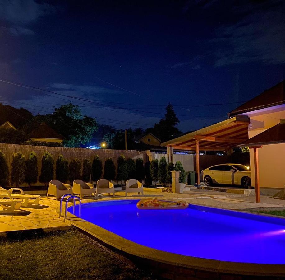 Mika'S Poolhouse Villa Beograd Bagian luar foto