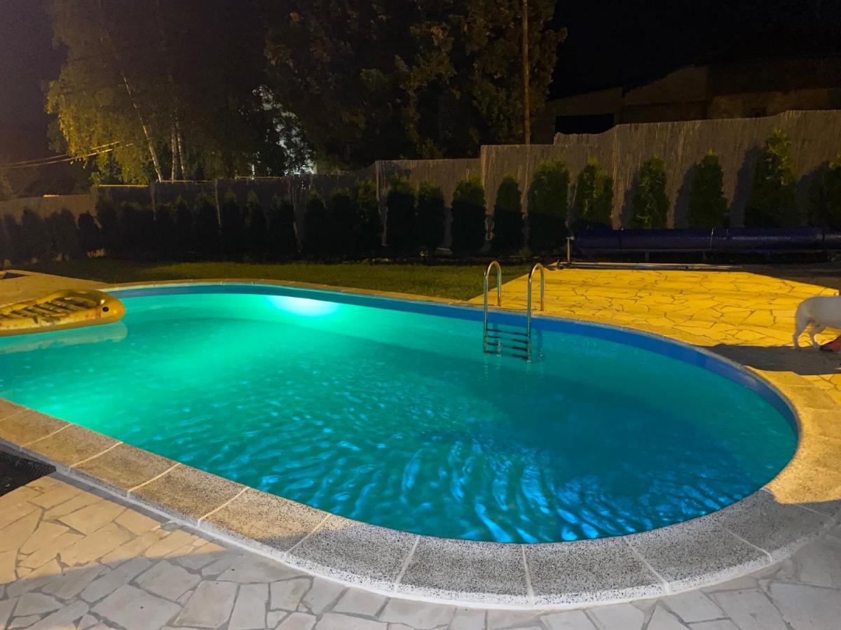 Mika'S Poolhouse Villa Beograd Bagian luar foto