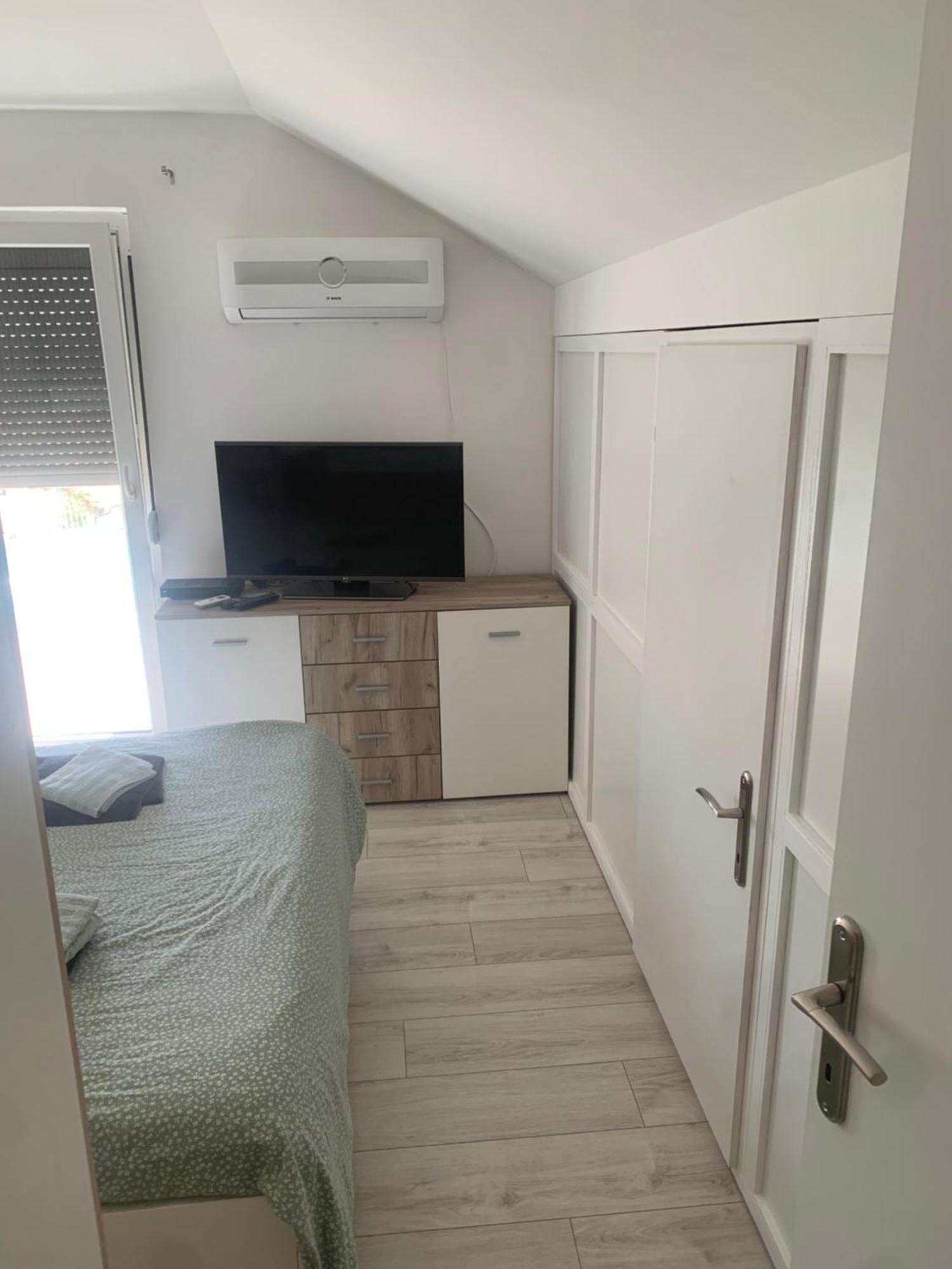 Mika'S Poolhouse Villa Beograd Bagian luar foto